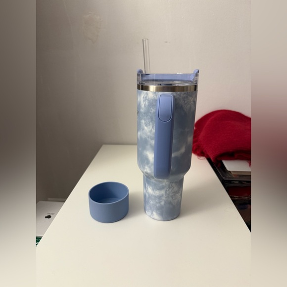 EUC Stanley 40 oz Tumbler in Ocean Tie Dye - Picture 3 of 10
